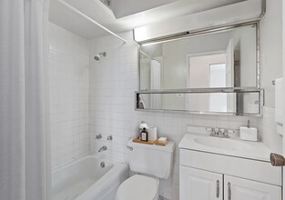 665 W Wrightwood Ave, Unit 506 in Chicago, IL - Building Photo - Building Photo