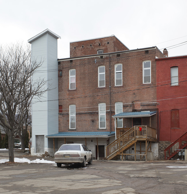 15 W Main St in Canton, PA - Foto de edificio - Building Photo