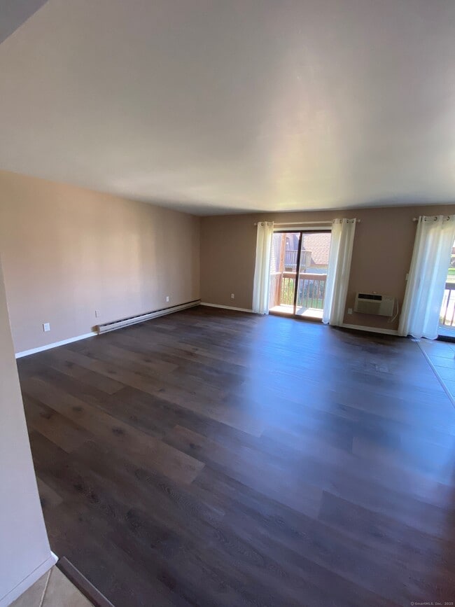 255 Strawberry Hill Ave in Stamford, CT - Foto de edificio - Building Photo