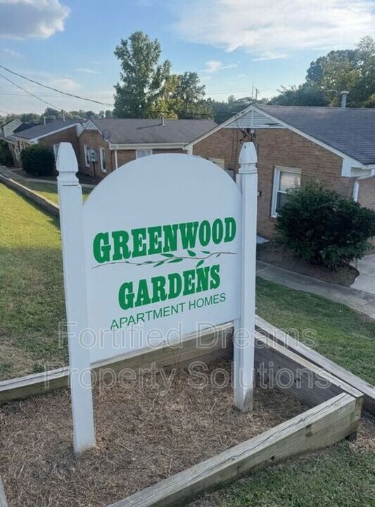 900 Lowdermilk St in Greensboro, NC - Building Photo