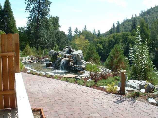 960 2nd Ave in Gold Hill, OR - Foto de edificio - Building Photo