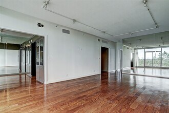 121 N Post Oak Rd in Houston, TX - Building Photo - Building Photo