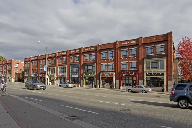 143-161 Lakeshore Rd E in Mississauga, ON - Building Photo - Building Photo