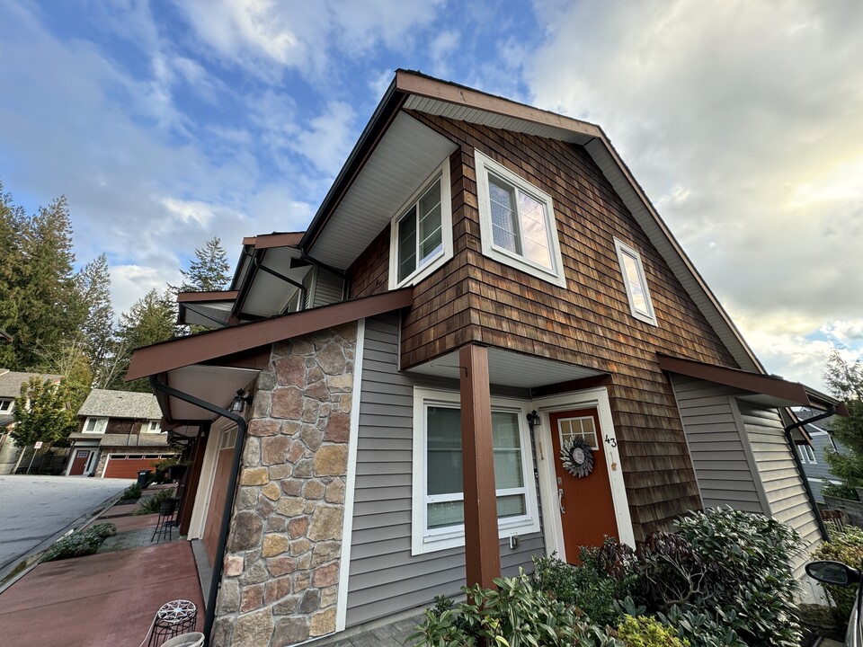 23651 132 Av in Maple Ridge, BC - Building Photo