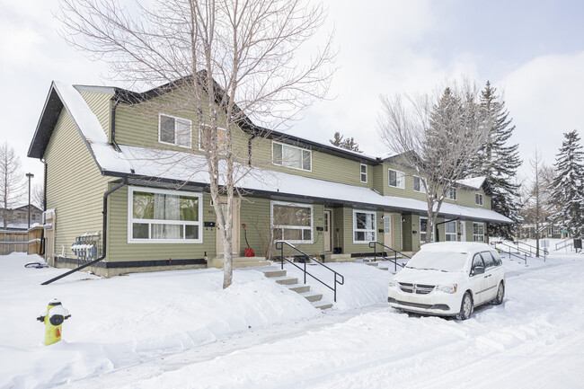 467 Queenston Hts SE in Calgary, AB - Building Photo - Building Photo