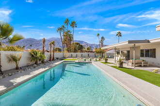 2413 E El Alameda in Palm Springs, CA - Foto de edificio - Building Photo