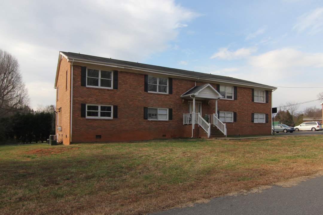 1040 Avondale Dr in Lowell, NC - Foto de edificio