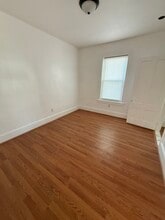 117 Earle St, Unit 2nd Right in Woonsocket, RI - Foto de edificio - Building Photo