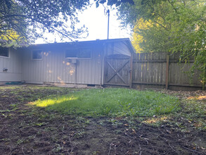 305 Rustic Pl in Eugene, OR - Building Photo - Building Photo