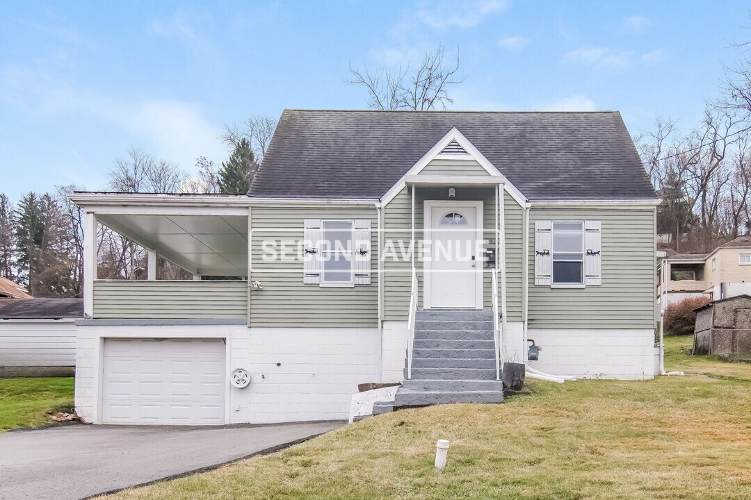 9922 McClellan St in Irwin, PA - Building Photo