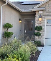 9018 Sycamore Villas Way in Shafter, CA - Building Photo