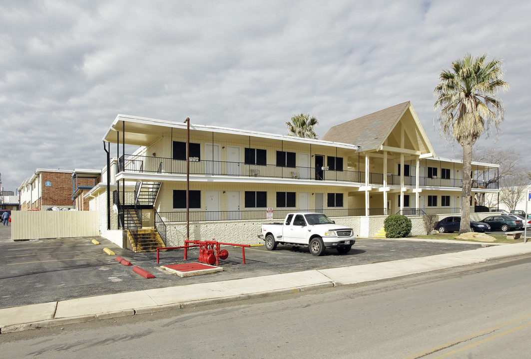 New Riviera Apartments in San Antonio, TX - Building Photo