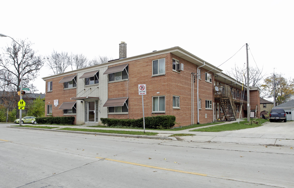 1500-1508 S 92nd St in West Allis, WI - Building Photo