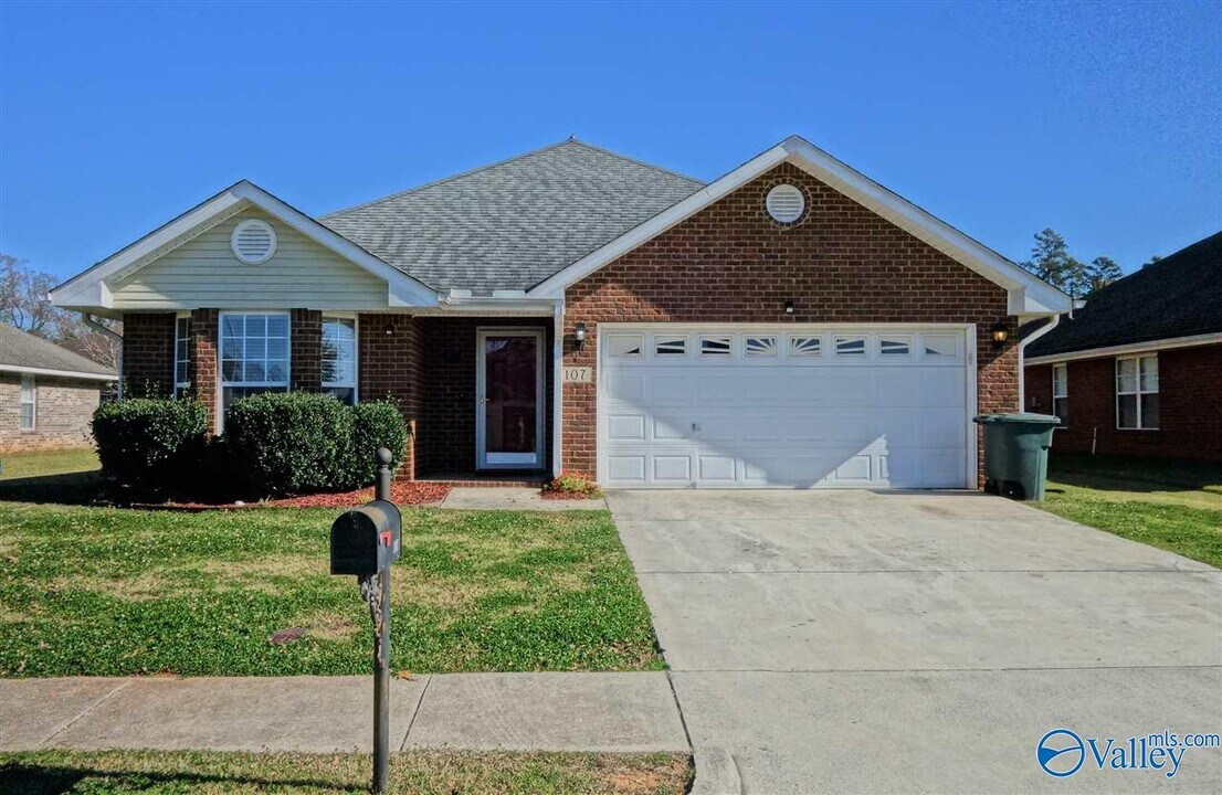 107 Shadow Tr SW in Huntsville, AL - Building Photo
