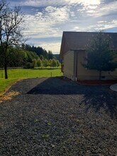 28450 Pleasant Valley Rd in Sweet Home, OR - Foto de edificio - Building Photo
