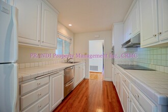 880 Tamarack Dr in San Rafael, CA - Foto de edificio - Building Photo