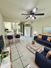 7126 SW 22nd St, Unit 2 in Miami, FL - Foto de edificio - Building Photo