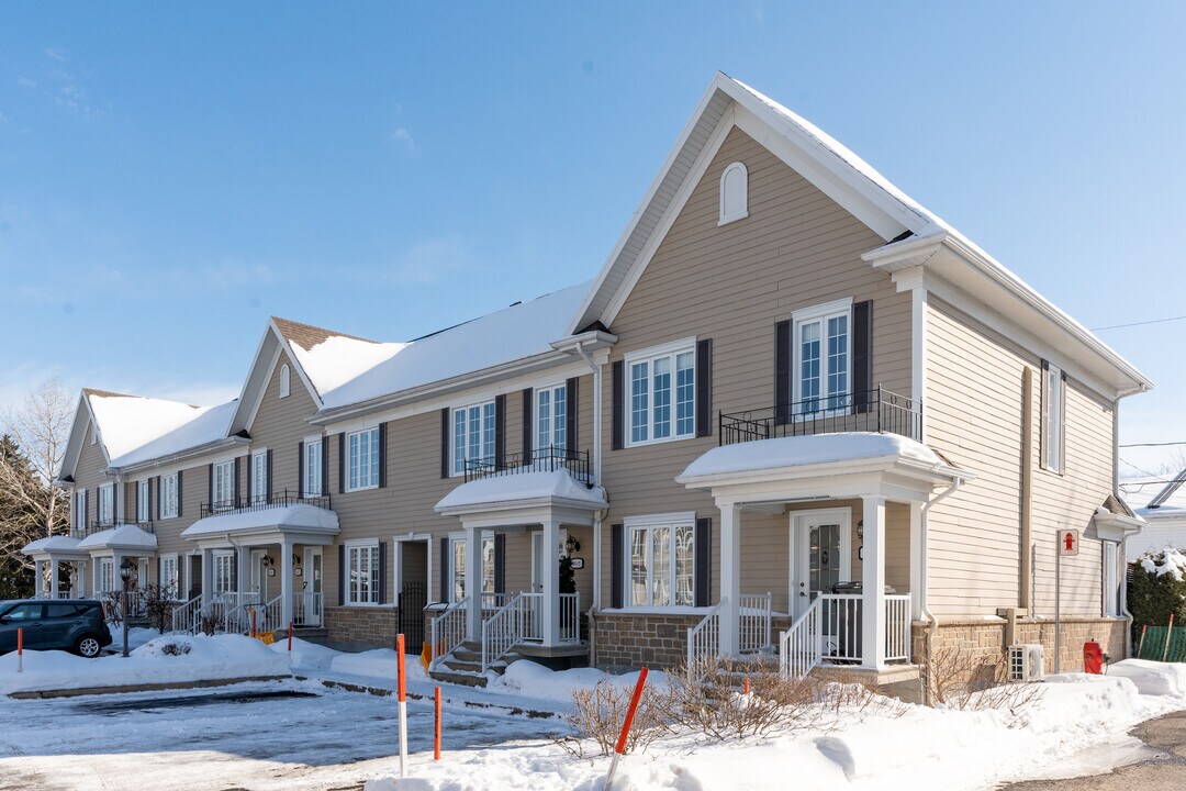 1645 Sévigny St in Lévis, QC - Building Photo