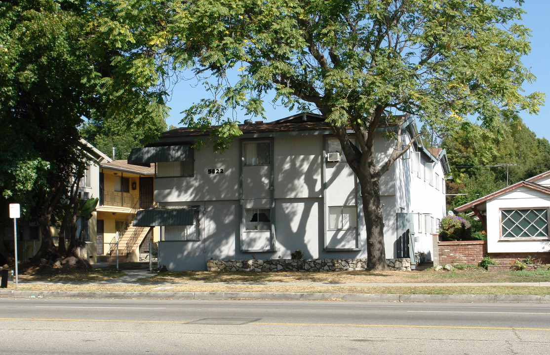 5822 Woodman Ave in Van Nuys, CA - Building Photo