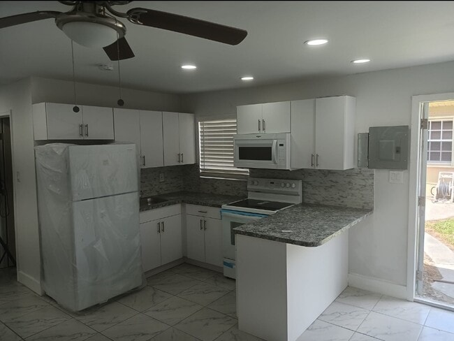 1590 NW 123rd St in North Miami, FL - Foto de edificio - Building Photo