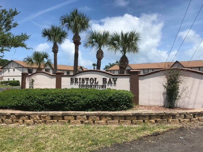 411 Banana Cay Dr in South Daytona, FL - Foto de edificio - Building Photo