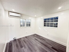 132 NW 32nd Ct in Miami, FL - Foto de edificio - Building Photo