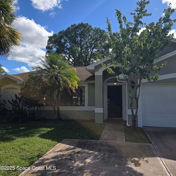 7747 Greenboro Dr in Melbourne, FL - Building Photo