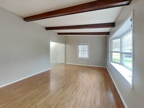 2272 Hazel St N in Maplewood, MN - Foto de edificio - Building Photo