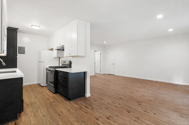 809 Edgewood St, Unit 03 in Inglewood, CA - Building Photo - Building Photo