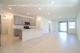 5871 Bungalow Grove Ct in Palmetto, FL - Building Photo - Building Photo