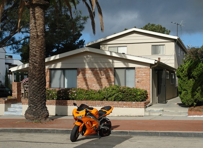 301 Marguerite Ave in Corona Del Mar, CA - Building Photo - Building Photo