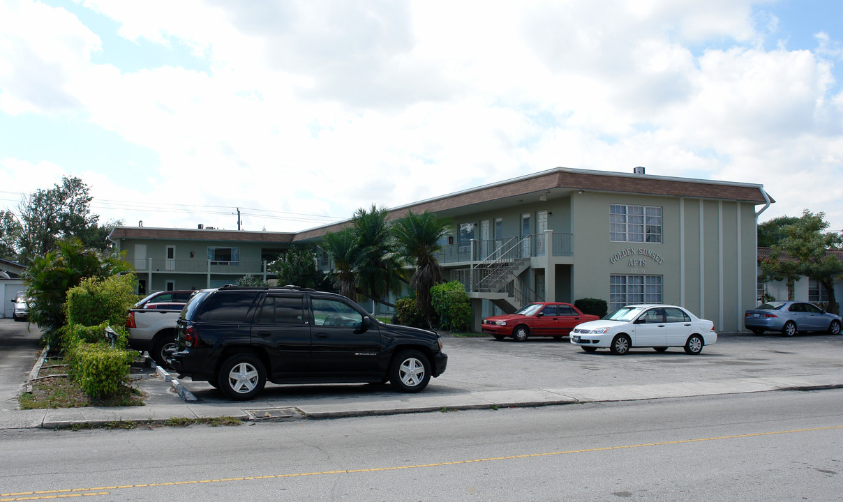 Golden Sunset Apartments in Hollywood, FL - Foto de edificio