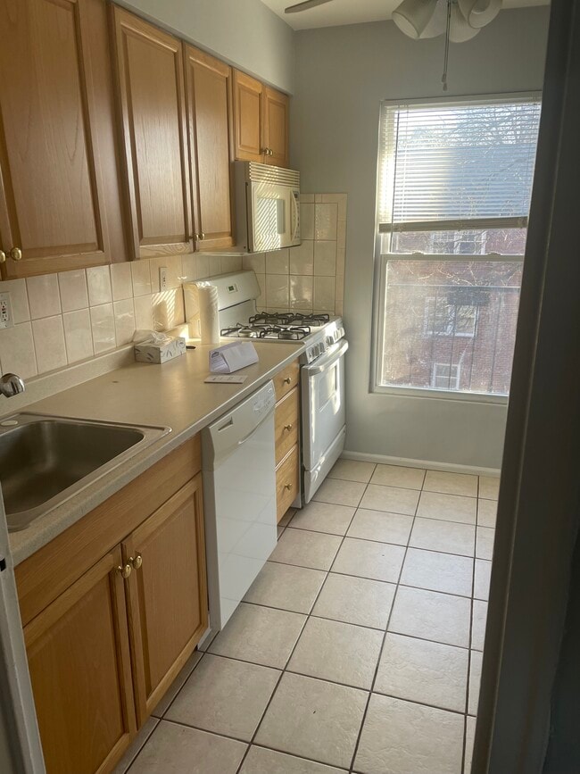 343 Bloomfield Ave, Unit Apt 8 in Verona, NJ - Building Photo - Building Photo