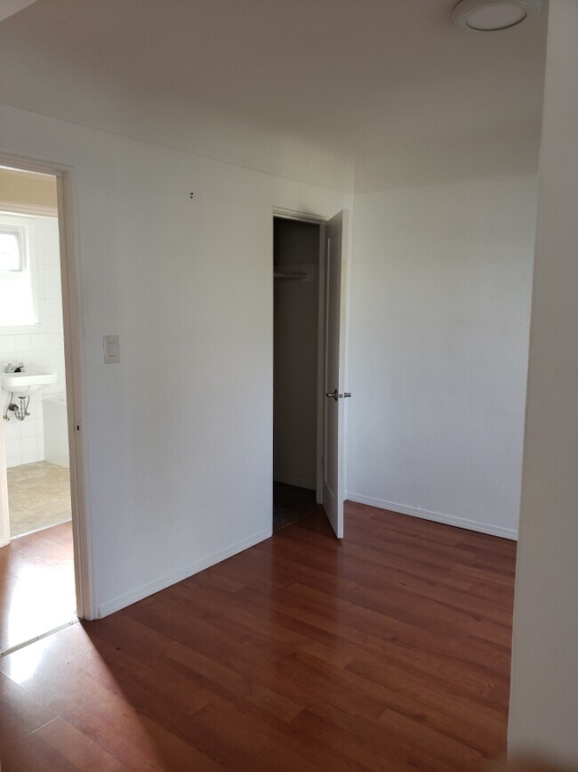 646 Admirals Rd in Victoria, BC - Building Photo - Building Photo