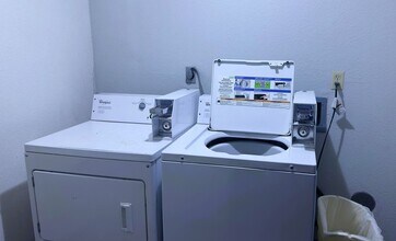 2343 Logan Ave in Waterloo, IA - Foto de edificio - Building Photo