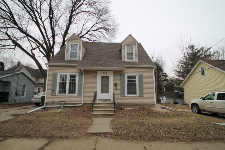 215 W 12th St in Cedar Falls, IA - Building Photo