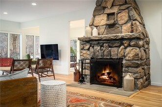 34 Old Pond Rd in South Salem, NY - Foto de edificio - Building Photo