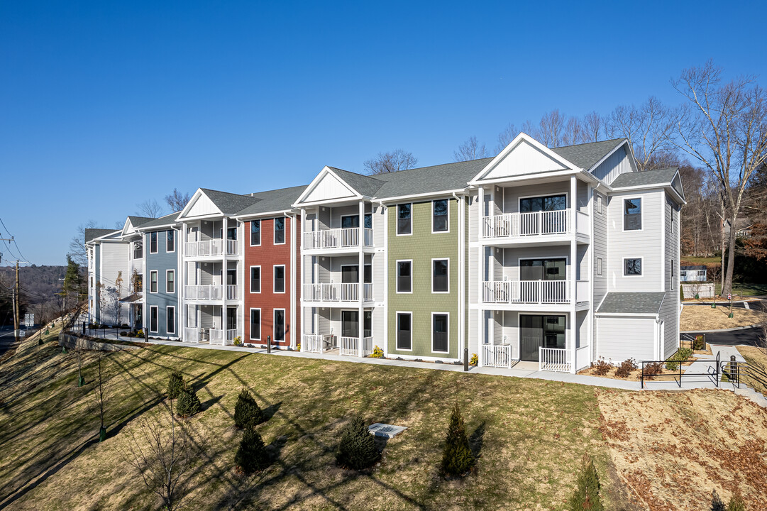 The Laurel at 401 Albany Turnpike in Canton, CT - Building Photo