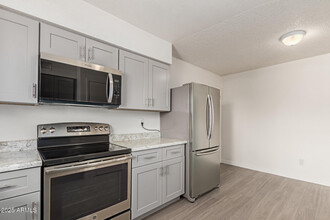 2434 E Maryland Dr in Tempe, AZ - Building Photo - Building Photo