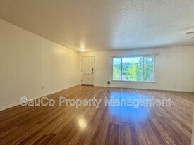 5560 SW Beaverton Hillsdale Hwy in Portland, OR - Building Photo