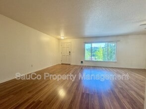 5560 SW Beaverton Hillsdale Hwy in Portland, OR - Building Photo - Building Photo