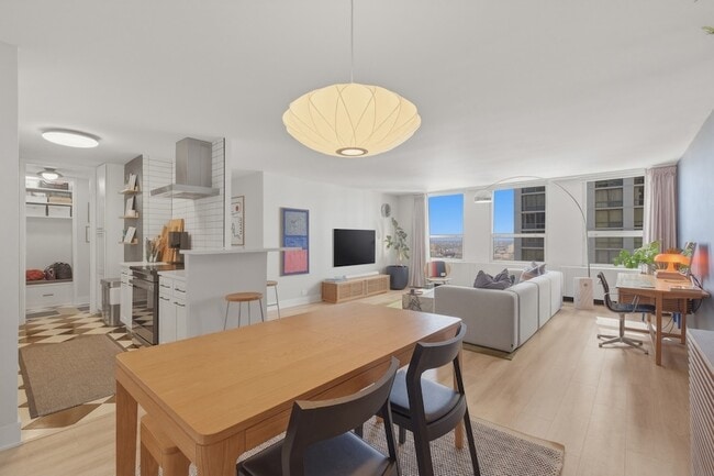 2626 N Lakeview Ave, Unit 2601 in Chicago, IL - Building Photo - Building Photo