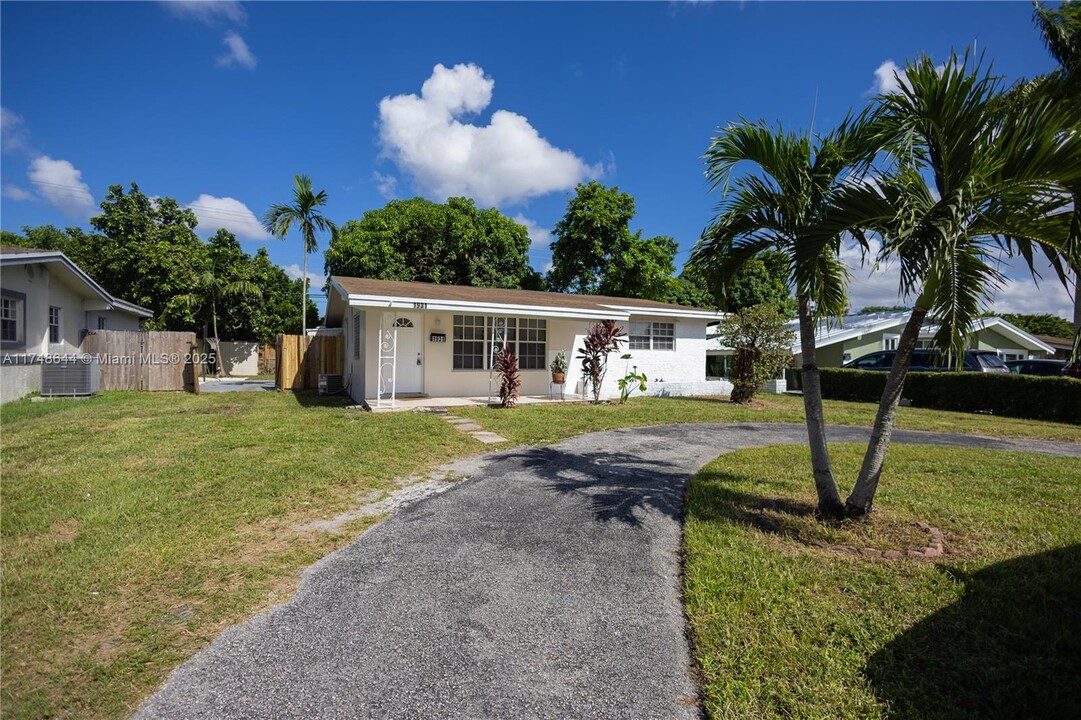 1931 Bahama Dr in Miramar, FL - Foto de edificio