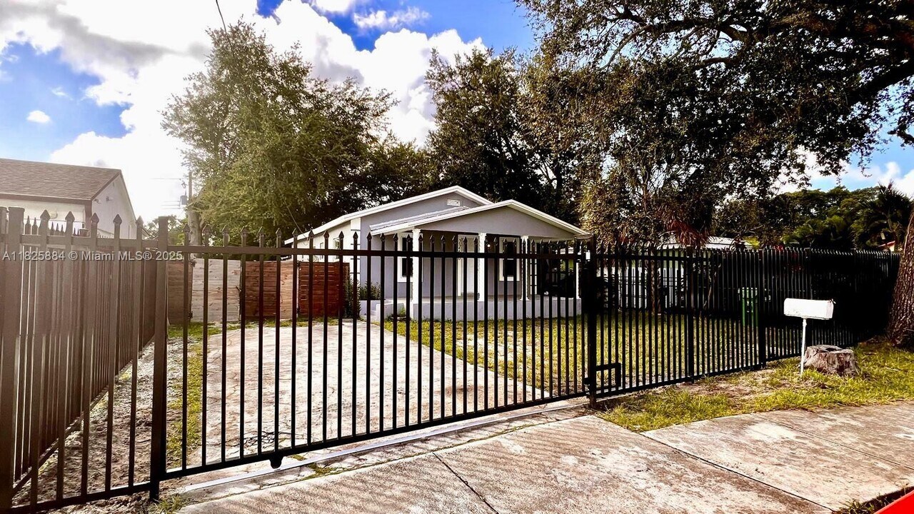 2260 NW 91st St in Miami, FL - Building Photo