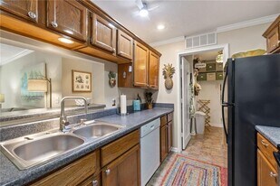 525 Warm Springs Cir in Roswell, GA - Building Photo