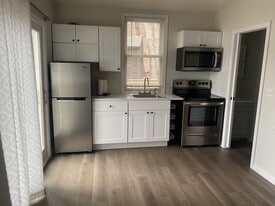 60 Fox Ln in Auburn, NH - Building Photo