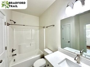 1215 Corporate Dr, Unit 116 in Adrian, MI - Foto de edificio - Building Photo