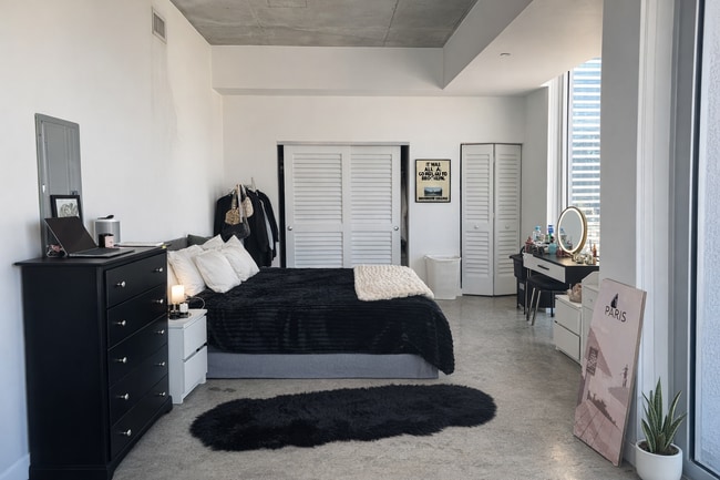 151 SE 1st St, Unit 1410 in Miami, FL - Foto de edificio - Building Photo