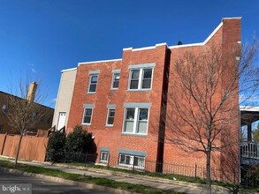 27 Seaton Pl NE in Washington, DC - Foto de edificio - Building Photo