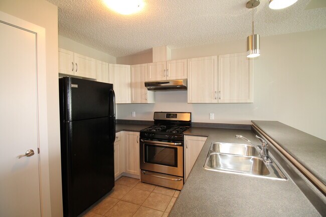 3938 Claxton Loop SW in Edmonton, AB - Building Photo - Building Photo